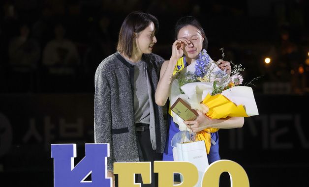 김연경에게 격려 받는 양효진