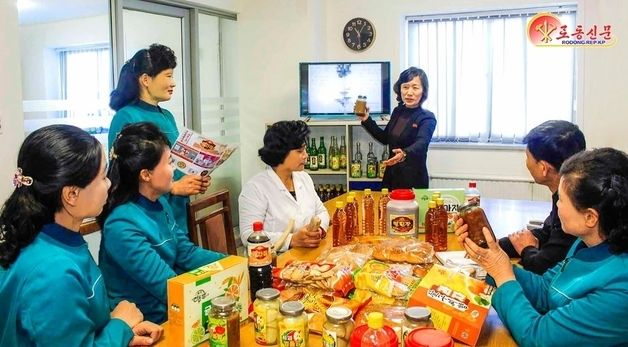 북한, 황주군 식료공장 조명…"새 특산품 제품 생산"