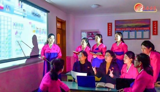 새 교욱방법 토론하는 북한 여성 교육자들