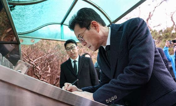 방명록 작성하는 정원오 예비후보