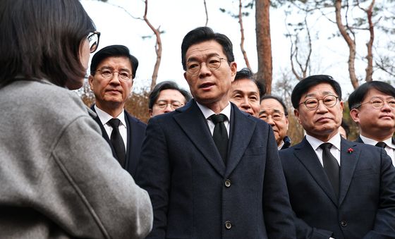 취재진 질문에 답하는 정원오 예비후보