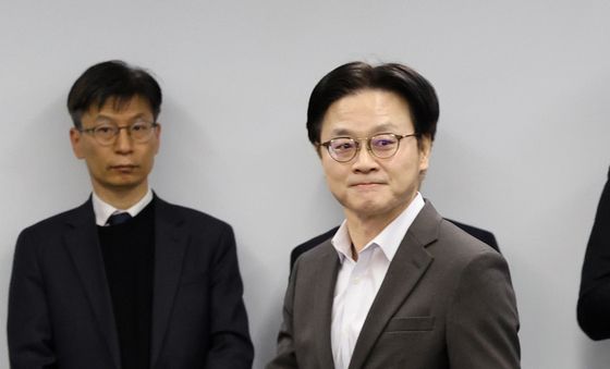 회의 참석하는 김정관 장관