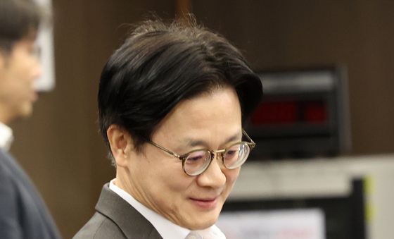 회의 참석하는 김정관 장관