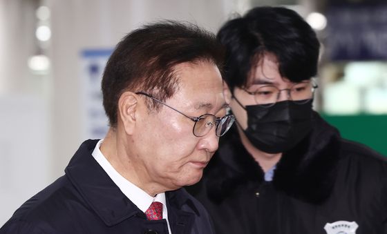 굳은 표정으로 재판 출석하는 박성재 전 장관