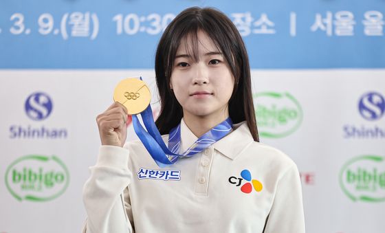 스노보드 최가온, 빛나는 금메달 들고