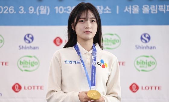 스노보드 최가온, 빛나는 금메달 들고