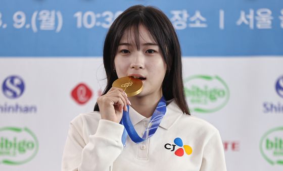 스노보드 최가온, 영광의 금메달 들고