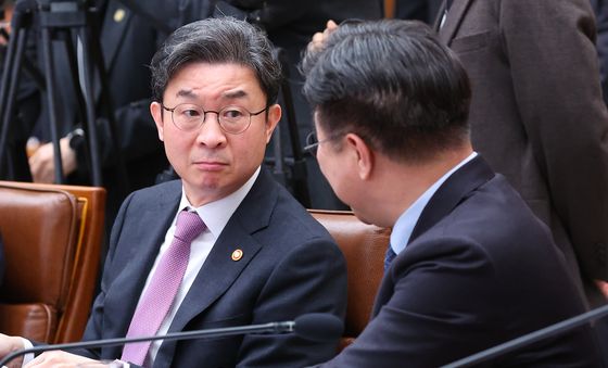 비상경제점검회의 참석한 이억원 금융위원장