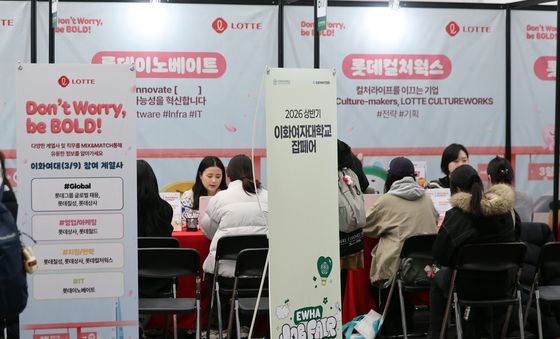 취업 상담 받는 학생들