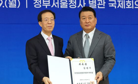 이석연 국민통합위원장, 김정기 국민통합위원 위촉장 수여