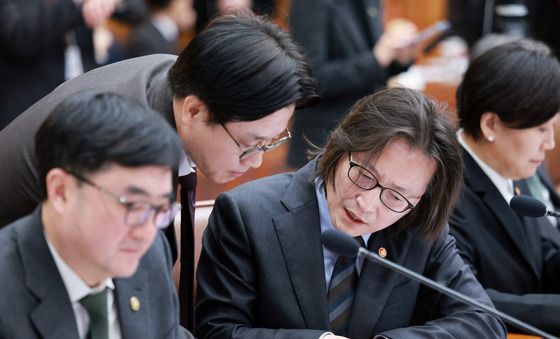 논의하는 김정관 장관·주병기 위원장