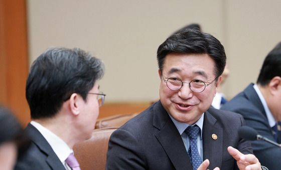 논의하는 윤호중 장관·이억원 위원장