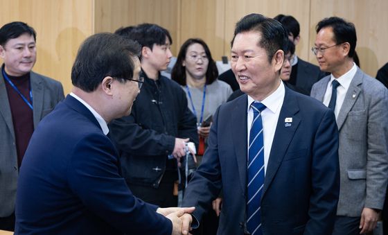 이건태 간사와 인사하는 정청래 대표