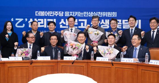 꽃 들고 웃음꽃