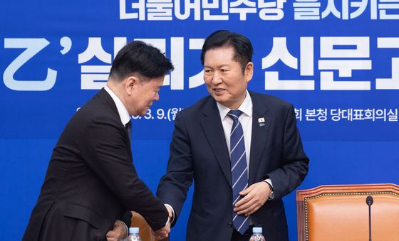 인사 나누는 정청래 대표