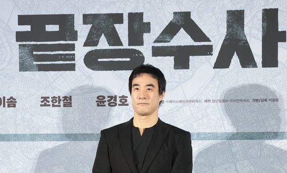 포즈 취하는 배성우