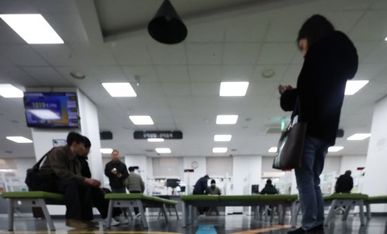 신규 일자리 1년새 25만개 증발···전 연령 일제히 감소