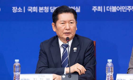 을지로위원회 상생꽃달기 행사 인사말하는 정청래 대표