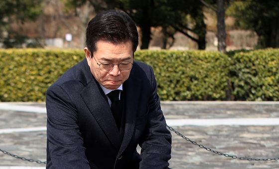 너럭바위 앞에 선 정원오 예비후보