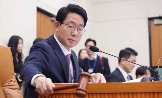 의사봉 두드리는 김상훈 위원장