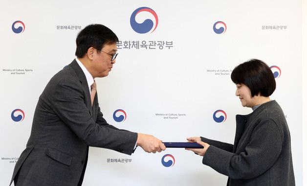 최휘영 장관, 모은영 한국영상자료원장 임명장 수여