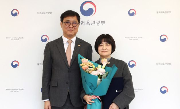 최휘영 장관, 모은영 한국영상자료원장 임명장 수여