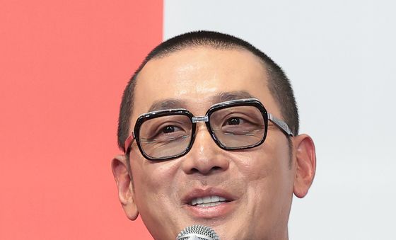 취재진 질문에 답하는 하정우