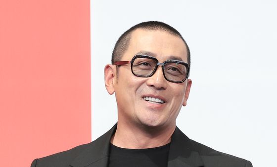 밝은 미소 짓는 하정우