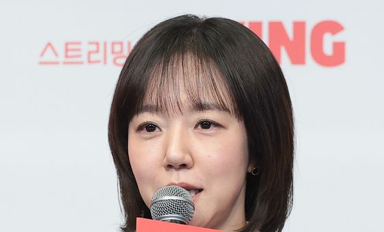 인사말 하는 '건물주' 임수정