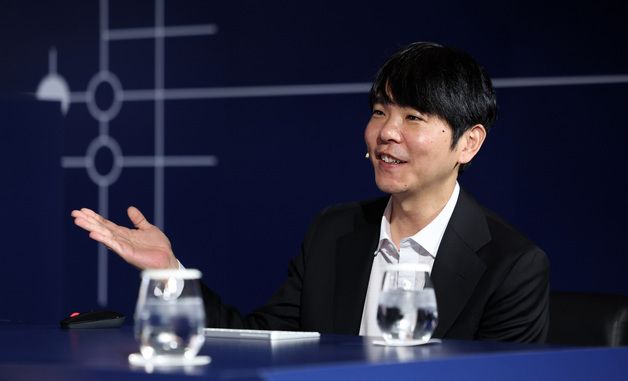 AI 바둑모델 소개하는 이세돌 9단