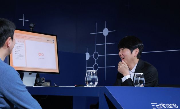 AI와 협업해 만든 바둑모델 시연하는 이세돌 9단