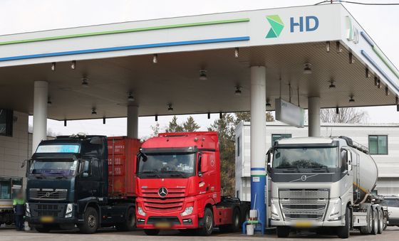 더 싼 주유소로 몰린 화물차들