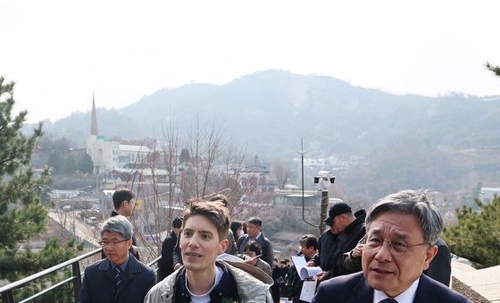한양도성 성곽길 걷는 허민 국가유산청장