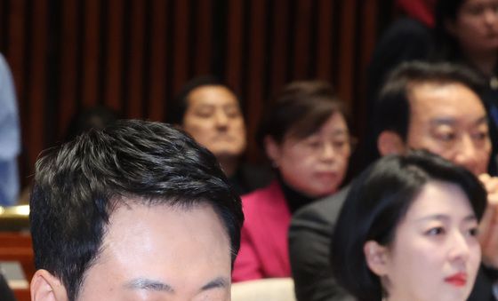 의원총회 자리한 장동혁·배현진