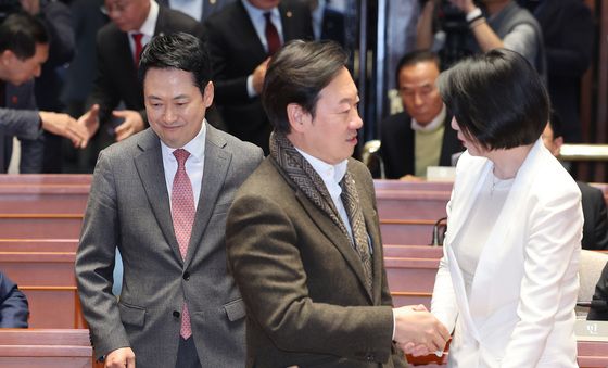 배현진 지나치는 장동혁