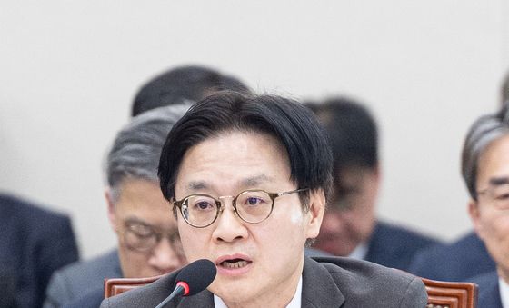 질의 답변하는 김정관 장관