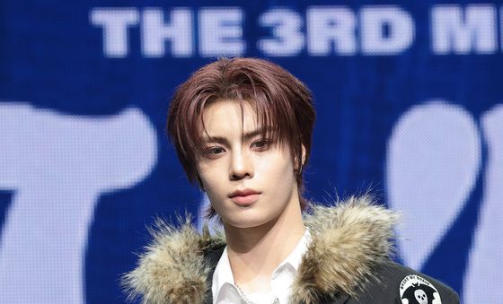 포즈 취하는 누에라 판