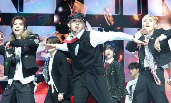 누에라 미라쿠, 파워풀한 무대