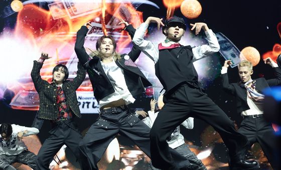 누에라, 화려한 컴백 무대