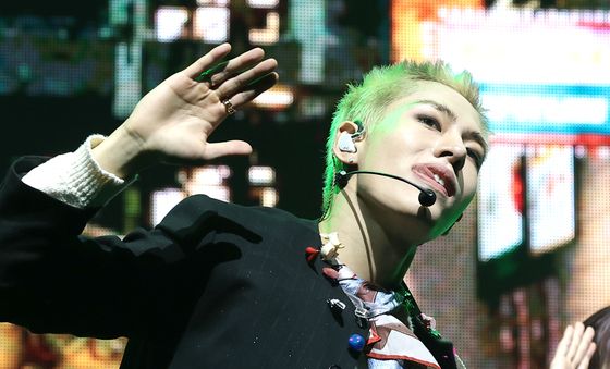 누에라 유섭, 무대를 지배하는 자