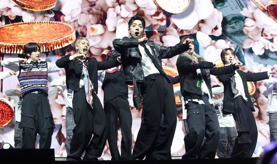 누에라, 안구정화 무대