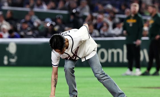 마운드 정리하는 우영