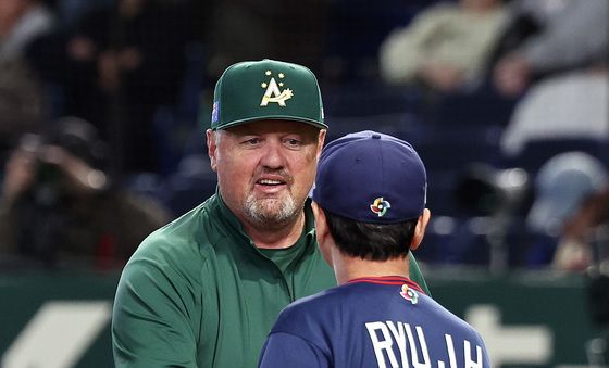 악수하는 한-호주 감독