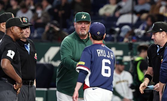 인사 나누는 한-호주 감독