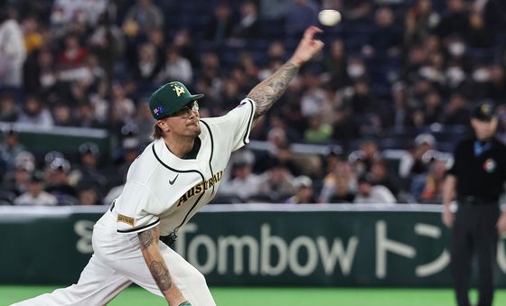 공 던지는 호주 라클란 웰스