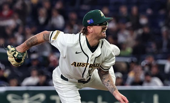 공 던지는 호주 선발 라클란 웰스