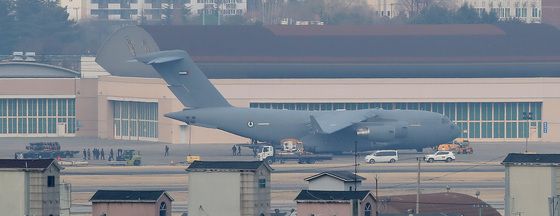 대국 공군기지에서 물자 싣는 UAE 공군 수송기