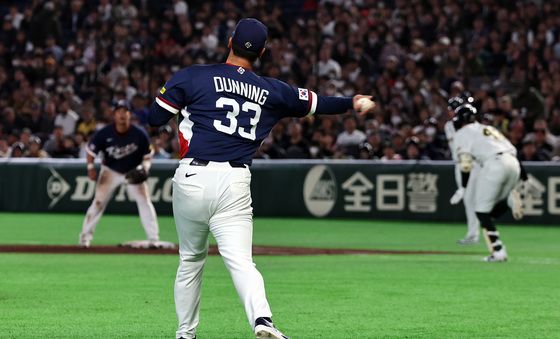 더블플레이로 호주 잡는 데인 더닝