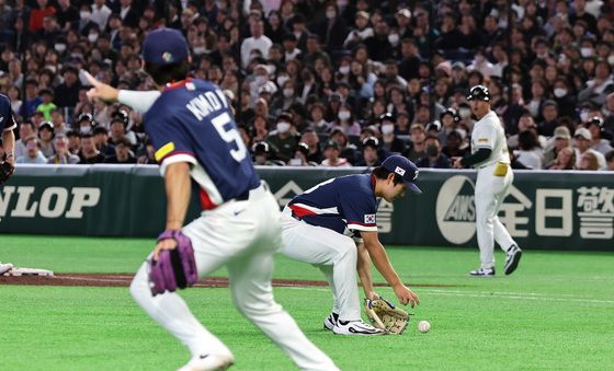 번트 타구 처리하는 김택연