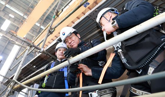 김영훈 장관, 고위험 작업 많은 조선업 사업장 불시점검